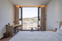 Hotel Jeonju Hanok Village客房内的一张或多张床位