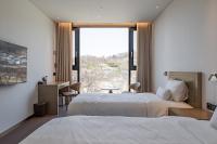 Hotel Jeonju Hanok Village客房内的一张或多张床位