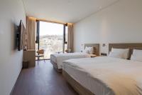 Hotel Jeonju Hanok Village客房内的一张或多张床位