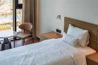 Hotel Jeonju Hanok Village客房内的一张或多张床位