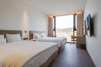 Hotel Jeonju Hanok Village客房内的一张或多张床位