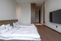 Hotel Jeonju Hanok Village客房内的一张或多张床位