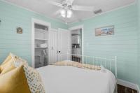 Two Bedroom Beach House with Private Parking, Outdoor shower and MORE客房内的一张或多张床位