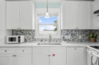 Two Bedroom Beach House with Private Parking, Outdoor shower and MORE的厨房或小厨房