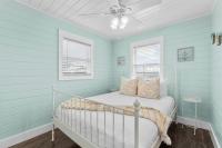 Two Bedroom Beach House with Private Parking, Outdoor shower and MORE客房内的一张或多张床位