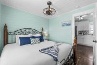 Two Bedroom Beach House with Private Parking, Outdoor shower and MORE客房内的一张或多张床位