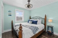 Two Bedroom Beach House with Private Parking, Outdoor shower and MORE客房内的一张或多张床位