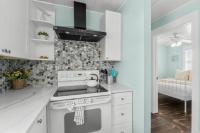 Two Bedroom Beach House with Private Parking, Outdoor shower and MORE的厨房或小厨房