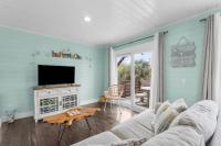Two Bedroom Beach House with Private Parking, Outdoor shower and MORE的电视和/或娱乐中心