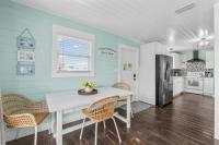 Two Bedroom Beach House with Private Parking, Outdoor shower and MORE的厨房或小厨房