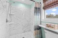 Two Bedroom Beach House with Private Parking, Outdoor shower and MORE的一间浴室