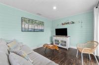 Two Bedroom Beach House with Private Parking, Outdoor shower and MORE的电视和/或娱乐中心