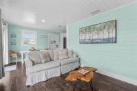 Two Bedroom Beach House with Private Parking, Outdoor shower and MORE的休息区