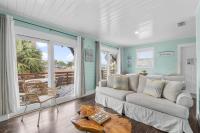 Two Bedroom Beach House with Private Parking, Outdoor shower and MORE的休息区