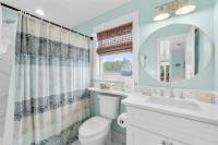 Two Bedroom Beach House with Private Parking, Outdoor shower and MORE的一间浴室