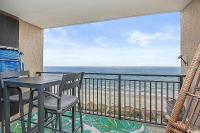 默特尔比奇Coastal Comfort Your Perfect Beachfront Getaway的带桌椅和海景的阳台