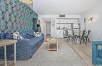 默特尔比奇Coastal Comfort Your Perfect Beachfront Getaway的客厅里有一张蓝色的沙发和一张桌子