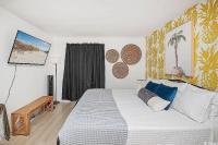Coastal Comfort Your Perfect Beachfront Getaway客房内的一张或多张床位