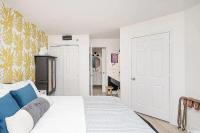 Coastal Comfort Your Perfect Beachfront Getaway客房内的一张或多张床位