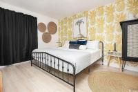 Coastal Comfort Your Perfect Beachfront Getaway客房内的一张或多张床位