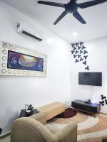 Pelosok Homestay with Pool Meru Klang Selangor的电视和/或娱乐中心