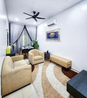 Pelosok Homestay with Pool Meru Klang Selangor的休息区