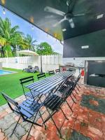 Pelosok Homestay with Pool Meru Klang Selangor的庭院或其他户外区域