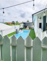 Pelosok Homestay with Pool Meru Klang Selangor内部或周边的泳池
