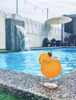 Pelosok Homestay with Pool Meru Klang Selangor内部或周边的泳池