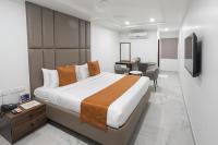 Hotel Kinara Grand客房内的一张或多张床位