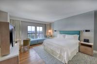 德斯坦Hotel Effie Sandestin Resort, Autograph Collection的一间配有床和平板电视的酒店房间