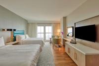 德斯坦Hotel Effie Sandestin Resort, Autograph Collection的一间有两张床和一台平板电视的酒店房间