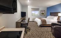 卡森市My Place Hotel-Carson City, NV的一间配有床和平板电视的酒店房间