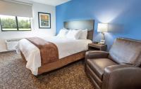 卡森市My Place Hotel-Carson City, NV的一间带床和椅子的酒店房间