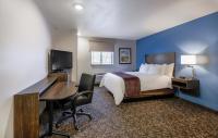 卡森市My Place Hotel-Carson City, NV的一间配有床、书桌和电脑的酒店房间