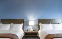 卡森市My Place Hotel-Carson City, NV的蓝色灯光的酒店客房内的两张床
