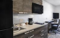 卡森市My Place Hotel-Carson City, NV的配有水槽和微波炉的厨房