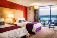 希洛Hilo Hawaiian Hotel, Trademark Collection by Wyndham的有两张床和一个阳台的酒店房间