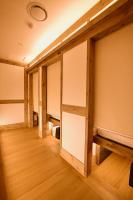 首尔Hanok Hotel DAAM Seoul的木地板客房内的一排衣柜门