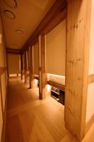 首尔Hanok Hotel DAAM Seoul的木地板客房内的一排长椅