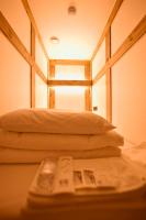 首尔Hanok Hotel DAAM Seoul的一间设有两个枕头的房间和一张桌子上的书