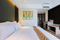 乌布Big Dragon Villas Ubud的卧室里有一张白色的大床和一张书桌
