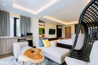 Big Dragon Villas Ubud的电视和&#47;或娱乐中心