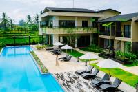 乌布Big Dragon Villas Ubud的带游泳池的别墅图片