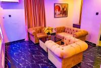 AridaRadiant Hotel and Suites的带沙发、桌子和鲜花的客厅