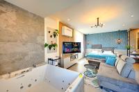 Wellness Hotel Fénix的电视和/或娱乐中心