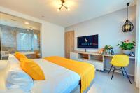 Wellness Hotel Fénix的电视和/或娱乐中心