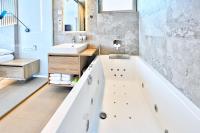 Wellness Hotel Fénix的一间浴室