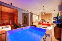 Wellness Hotel Fénix内部或周边的泳池