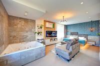Wellness Hotel Fénix的电视和/或娱乐中心
